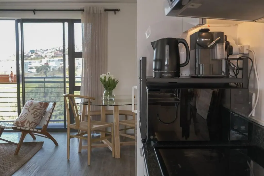 Chic 1-Bedroom Retreat With Mountain Views Cape Town