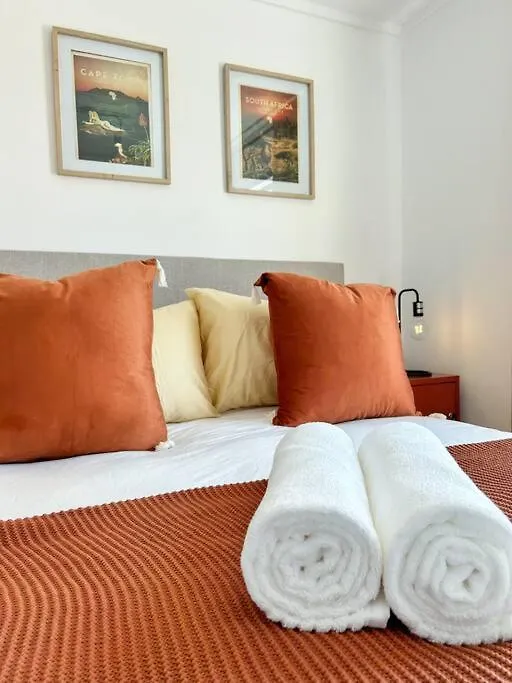 Chic 1-Bedroom Retreat With Mountain Views Cape Town 0*,