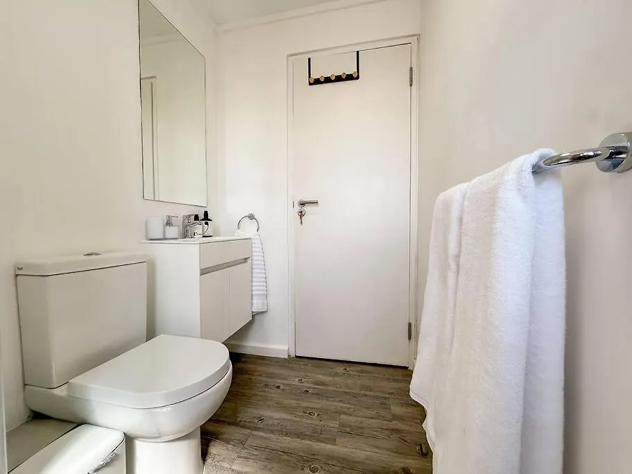 Chic 1-Bedroom Retreat With Mountain Views Cape Town Apartment