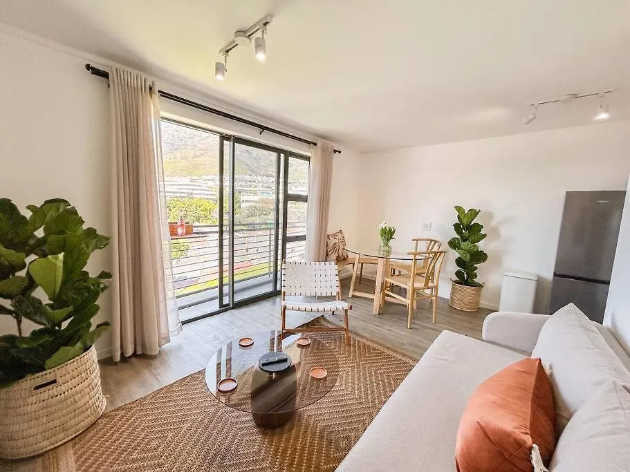 Chic 1-Bedroom Retreat With Mountain Views Cape Town